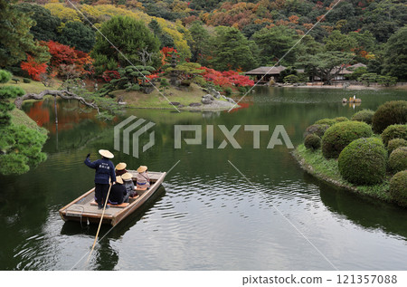 Ritsurin Garden's South Lake, a sightseeing boat and autumn leaves on the Kaede Bank and Kaede Island, Kikugetsutei 121357088