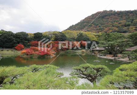 South Lake in the South Garden of Ritsurin Garden, Kaede Island, Kaede Bank, and Kikugetsutei seen from Nagisayama South Lake in the South Garden of Ritsurin Garden, Kaede Island, Kaede Bank, and Kikugetsutei seen from Nagisayama 121357099