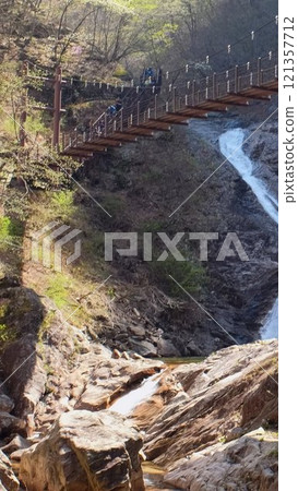 Bridge over Biryong Falls, Seoraksan National Park, South Korea 121357712