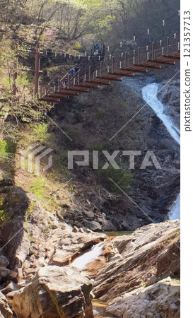 Bridge over Biryong Falls, Seoraksan National Park, South Korea 121357713