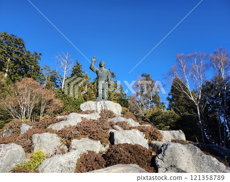 三峰神社,漂浮在藍天的日本武尊銅像 三峰神社,漂浮在藍天的日本武尊銅像 121358789