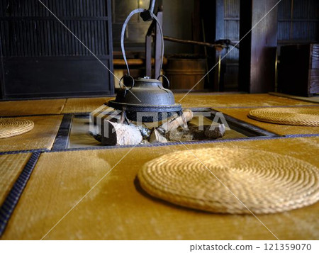 壁爐邊的老民居 壁爐邊的老民居 121359070