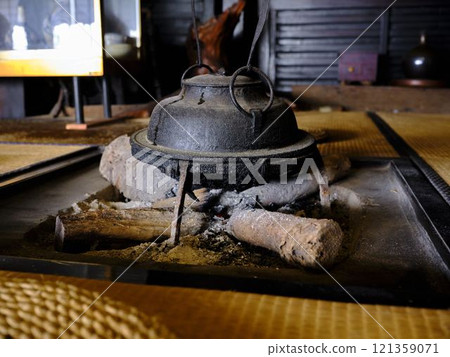 壁爐邊的老民居 121359071