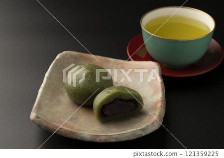 草餅，艾草麻糬，春天的味道，黑色背景 121359225