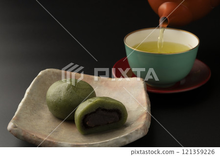 草餅,艾草麻糬,春天的味道,黑色背景 草餅,艾草麻糬,春天的味道,黑色背景 121359226