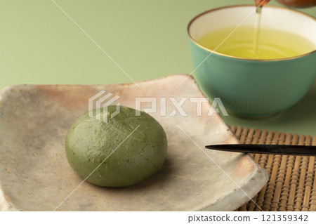 草餅，艾草麻糬，春天的味道，綠色背景 121359342