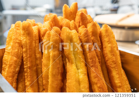 金黃酥脆油條特寫 金黃酥脆油條特寫 121359351