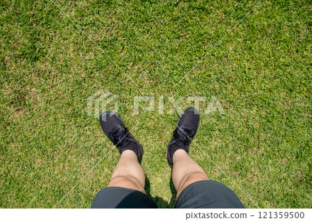 一名中年男子在公園鍛鍊的下半身 121359500