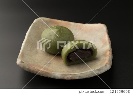 草餅，艾草麻糬，春天的味道，黑色背景 121359608