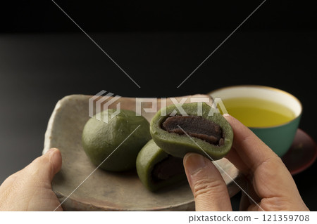 草餅 艾草麻糬 春天的味道 用手拿起草餅 草餅 艾草麻糬 春天的味道 用手拿起草餅 121359708