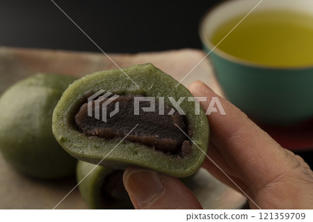 草餅 艾草麻糬 春天的味道 用手拿起草餅 121359709