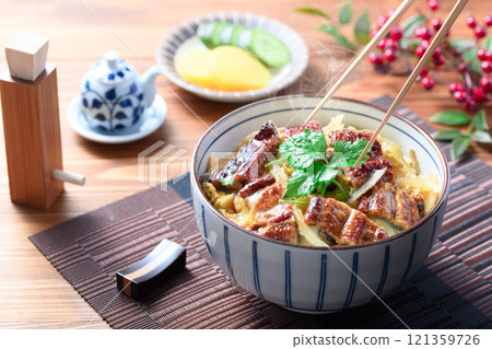 鰻魚丸蓋飯（蓬鬆的鰻魚與雞蛋拌勻，配米飯） 121359726