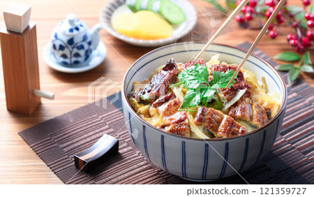 鰻魚丸蓋飯（蓬鬆的鰻魚與雞蛋拌勻，配米飯） 121359727