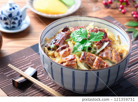 鰻魚丸蓋飯（蓬鬆的鰻魚與雞蛋拌勻，配米飯） 121359731