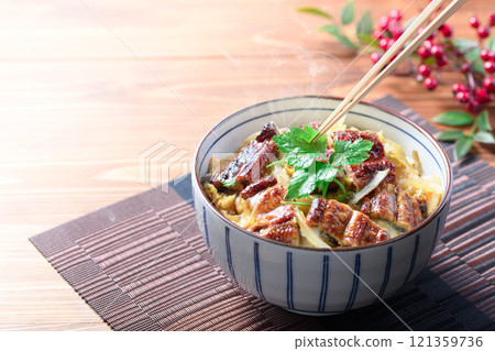 鰻魚丸蓋飯(蓬鬆的鰻魚與雞蛋拌勻,配米飯) 鰻魚丸蓋飯(蓬鬆的鰻魚與雞蛋拌勻,配米飯) 121359736