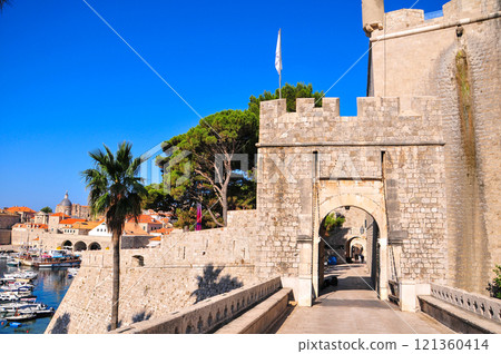 Ploce Gate in the Old City Walls of Dubrovnik Ploce Gate in the Old City Walls of Dubrovnik 121360414