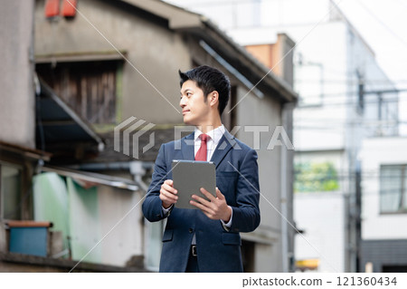 商人站在大樓前 商人站在大樓前 121360434