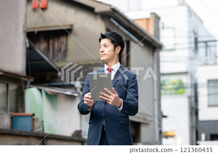 商人站在大樓前 商人站在大樓前 121360435