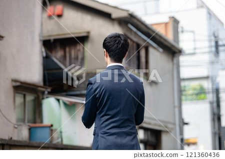 商人站在大樓前 商人站在大樓前 121360436