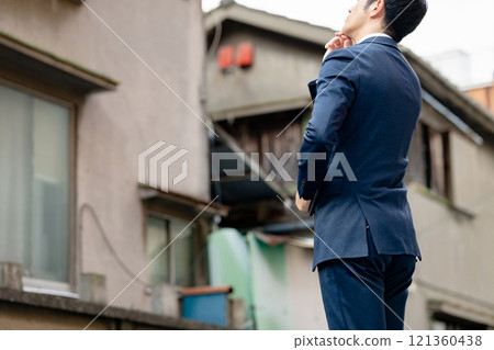 商人站在大樓前 商人站在大樓前 121360438