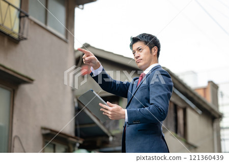 商人站在大樓前 商人站在大樓前 121360439