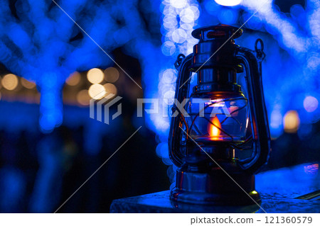 燈籠被照明照亮 燈籠被照明照亮 121360579