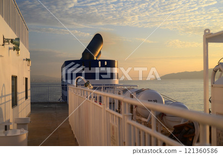 淡路島的朝霞和渡輪漏斗-3 淡路島的朝霞和渡輪漏斗-3 121360586