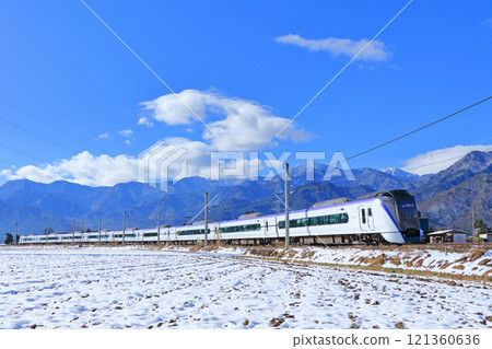 The Azusa Express train on the Oito Line travels through the foothills of the Northern Alps in winter 121360636