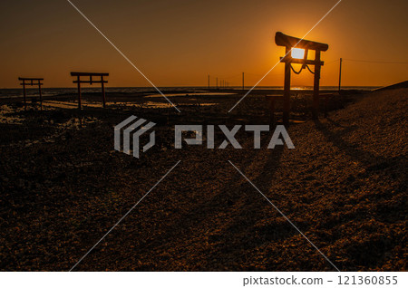 Underwater torii gate and sunrise at Oyo Shrine Underwater torii gate and sunrise at Oyo Shrine 121360855