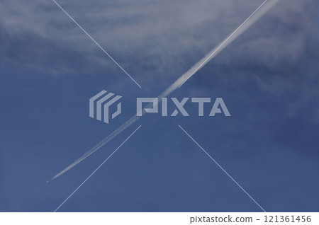 The contrail is long and there is no wind in the sky? How far will it fly with all those people on board? 121361456