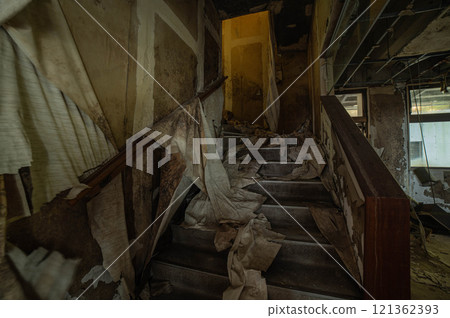 海邊留下的廢棄旅館 121362393