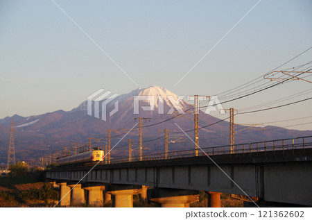 381系列八雲特快（日本國鐵彩色）行駛在日野川上，背景是紅大山：連續拍攝 22/32 121362602
