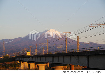 381 Series Yakumo Express (JNR color) running through the Hino River with Mt. Beni Daisen in the background: Continuous shot 27/32 381 Series Yakumo Express (JNR color) running through the Hino River with Mt. Beni Daisen in the background: Continuous shot 27/32 121363056