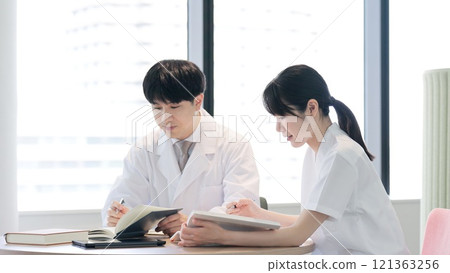 學習醫學的醫生和護士 121363256