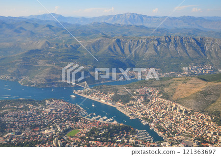 從飛機上看到克羅埃西亞杜布羅夫尼克周圍的美麗景色 121363697