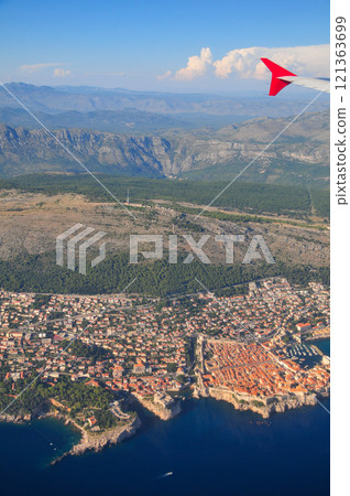 從飛機上看到克羅埃西亞杜布羅夫尼克周圍的美麗景色 121363699