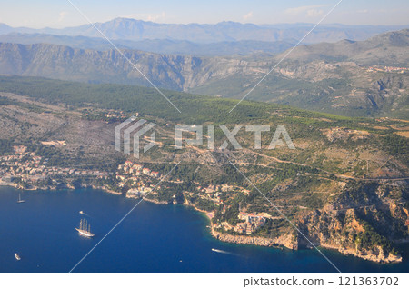 從飛機上看到克羅埃西亞杜布羅夫尼克周圍的美麗景色 121363702