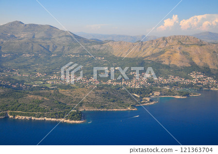 從飛機上看到克羅埃西亞杜布羅夫尼克周圍的美麗景色 從飛機上看到克羅埃西亞杜布羅夫尼克周圍的美麗景色 121363704