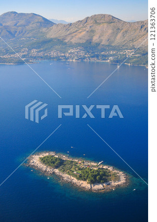 從飛機上看到克羅埃西亞杜布羅夫尼克周圍的美麗景色 121363706