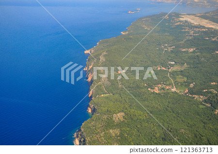 從飛機上看到克羅埃西亞杜布羅夫尼克周圍的美麗景色 121363713