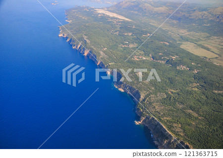 從飛機上看到克羅埃西亞杜布羅夫尼克周圍的美麗景色 121363715