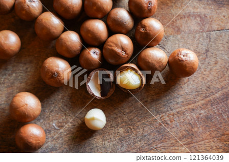 新鮮收穫的澳洲堅果 新鮮收穫的澳洲堅果 121364039