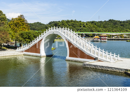 Close-up of Jindai Bridge across the lake of Dahu Park in Taipei, Taiwan. 121364109