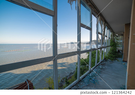 海邊留下的廢棄飯店 121364242