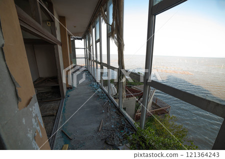 海邊留下的廢棄飯店 海邊留下的廢棄飯店 121364243
