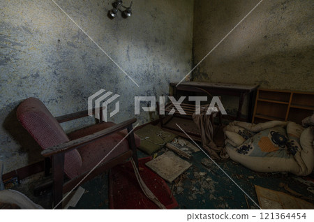 海邊留下的廢棄飯店客房廢墟 121364454