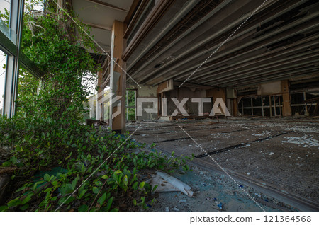 海邊留下的廢棄飯店大廳廢墟 121364568
