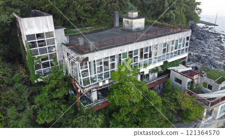 無人機拍攝海邊廢棄飯店 121364570