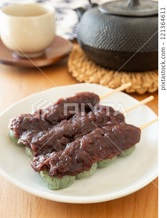 3 mugwort dumplings topped with bean paste - Japanese sweets, mugwort dumplings 3 mugwort dumplings topped with bean paste - Japanese sweets, mugwort dumplings 121364611