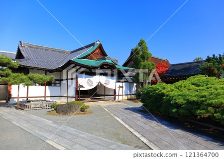 [Kyoto Prefecture] The entrance hall of Daikakuji Temple on a clear day 121364700